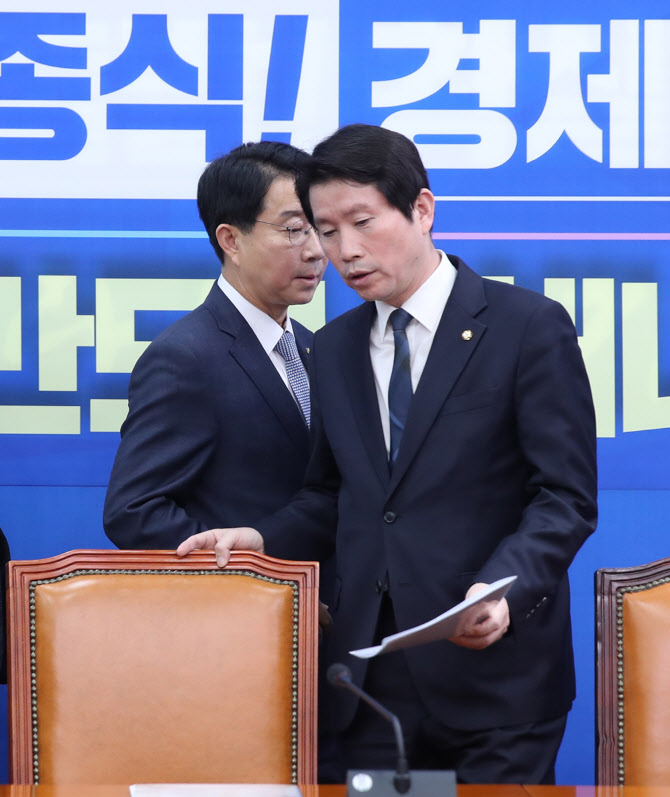 이인영 더불어민주당 원내대표와 조정식 정책위의장이 10일 오전 서울 여의도 국회에서 열린 원내대책회의-상임간사단 회의에 입장하고 있다.(사진=연합뉴스)
