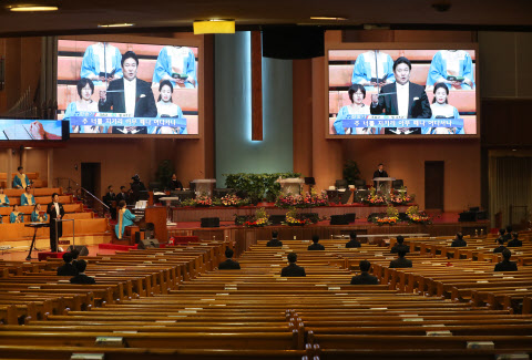 지난 8일 여의도순복음교회에 일반 신도들이 참석하지 않은 채 주일예배가 열리고 있다(사진=연합뉴스).