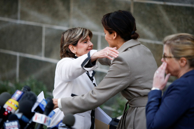 11일(현지시간) 뉴욕 맨해튼 1심 법원에서 열린 하비 와인스타인의 성폭행 혐의 선고 결과를 전해 듣고 기쁨의 눈물을 흘리는 피해자와 그의 변호사. (사진=로이터)