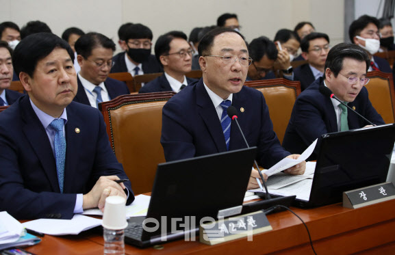 [이데일리 노진환 기자] 홍남기 경제부총리 겸 기획재정부 장관이 10일 오후 서울 여의도 국회에서 열린 기획재정위원회 전체회의에서 의원들의 질의에 답변하고 있다.