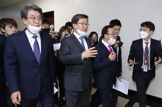 국회 예산결산특별위원회 간사단인 김광수 민생당 의원, 전해철 더불어민주당 의원, 이종배 미래통합당 의원(이상 왼쪽부터)이 17일 오후 서울 여의도 국회에서 코로나19 추경안에 합의한 뒤  이동하고 있다. 연합뉴스 제공