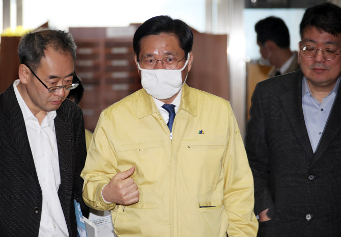 성윤모 산업통상자원부 장관이 16일 정부서울청사 중앙재난안전상황실 서울상황센터에서 열린 신종 코로나바이러스 감염증(코로나19) 대응 중앙재난안전대책본부 회의에 참석하고 있다. (사진=연합뉴스)