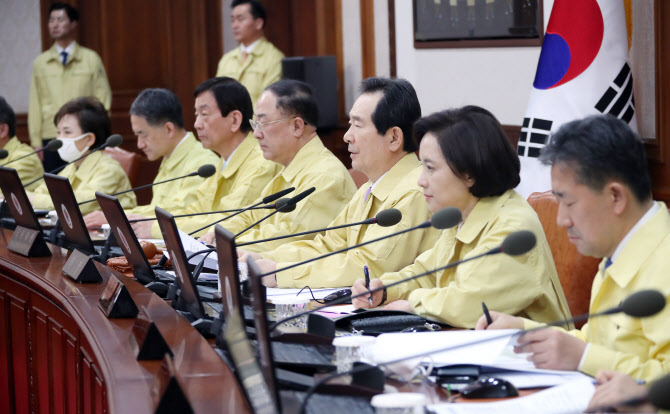 정세균(오른쪽에서 3번째) 국무총리가 18일 오후 정부서울청사에서 열린 임시 국무회의를 주재하며 발언하고 있다. 연합뉴스 제공