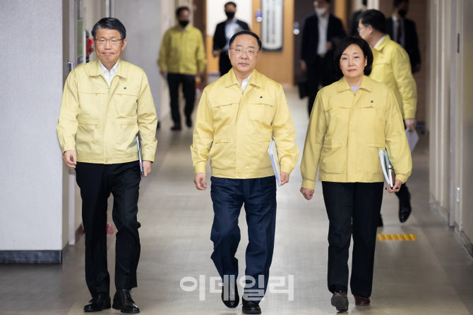 홍남기 기획재정부장관 겸 경제부총리(가운데), 은성수 금융위원장(왼쪽), 박영선 중소벤처기업부 장관(오른쪽)이 19일 오후 정부서울청사 합동 브리핑실에 입장하고 있다.[금융위원회 제공]
