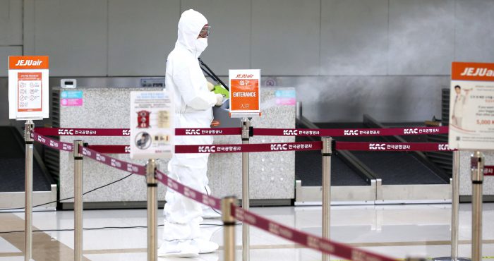10일 오후 서울 강서구 김포공항 국제선 청사에서 방역 관계자들이 신종 코로나바이러스(코로나19) 예방을 위해 방역을 하고 있다. (사진=이데일리 방인권 기자)