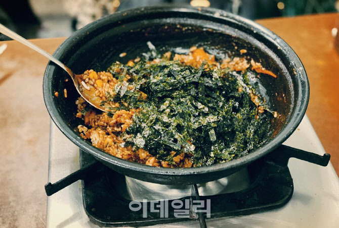 서울 은평구 구산동에 위치한 코스모스 분식. 남은 떡볶이 소스와 버무려진 볶음밥 (사진=김민정 기자)