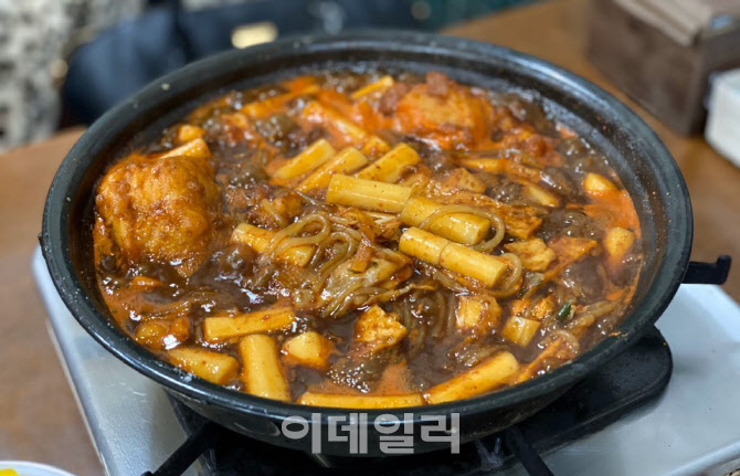 서울 은평구 구산동에 위치한 코스모스. 혼합 맛으로 주문한 즉석떡볶이 (사진=김민정 기자)