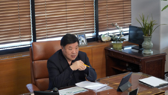 서정진 셀트리온그룹 회장이 23일 유튜브 임시채널을 통한 웹캐스팅 방식의 온라인 2차 기자간담회를 열고 있다. (사진=셀트리온)