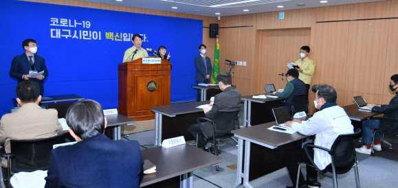 권영진 대구시장이 24일 오전 대구시청에서 신종 코로나바이러스 감염증(코로나19) 대응 언론 브리핑을 진행하고 있다.(사진=대구시 제공)