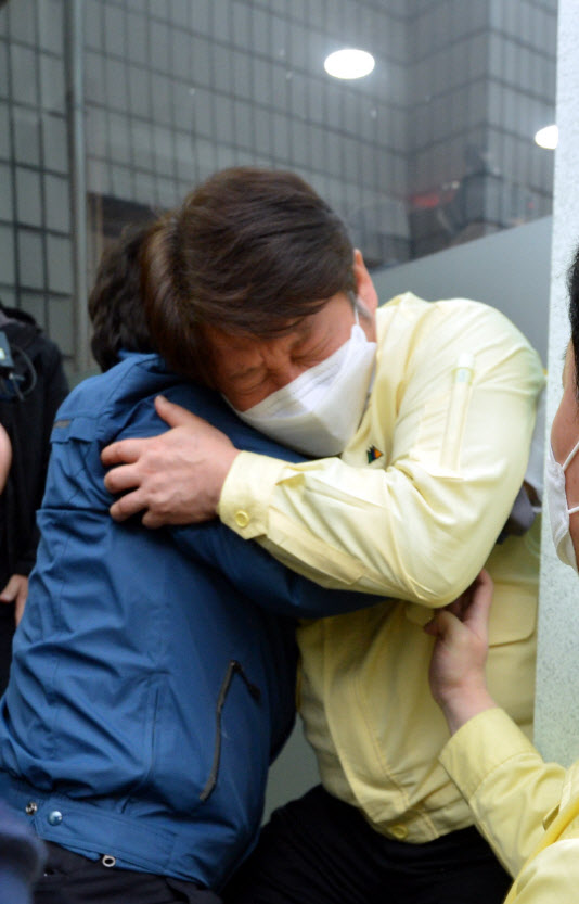 권영진 대구시장이 26일 오후 대구시의회에서 열린 제273회 임시회에 참석 후 코로나19 긴급생계비를 4·15 총선 이후 지급한다고 한 것에 대해 비판한 이진련(비례) 민주당 시의원과 언쟁 중 쓰러졌다 (사진=뉴시스)