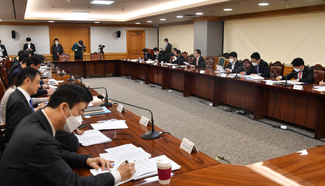 김용범(오른쪽에서 4번째) 기획재정부 제1차관이 26일 오전 서울 중구 은행연합회에서 열린 ‘거시경제금융회의’를 주재하며 모두발언하고 있다. 기획재정부 제공