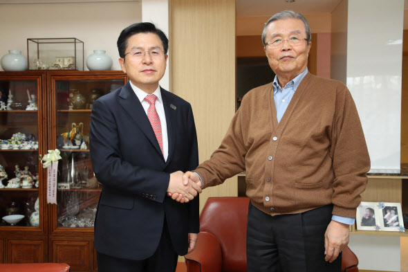 미래통합당 황교안 대표가 26일 오전 김종인 전 더불어민주당 비상대책위원회 대표 자택을 방문, 인사하고 있다 (사진=연합뉴스)