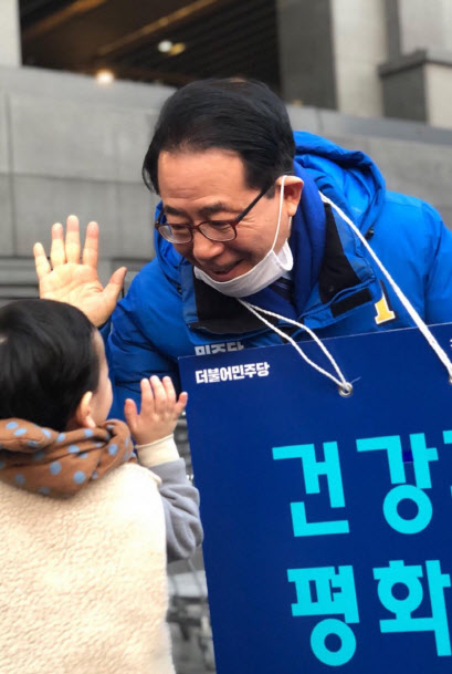 김성곤 강남갑 더불어민주당 후보의 선거운동 모습(사진 = 김성곤 후보 측 제공)