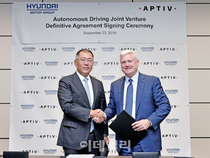 현대차그룹과 앱티브는 2019년 9월 23일(현지시각) 미국 뉴욕 골드만삭스 본사에서 정의선(왼쪽) 현대차그룹 수석부회장과 케빈 클락 앱티브 CEO 등 양사 주요 경영진 및 관계자들이 참석한 가운데 자율주행 S/W 개발을 전문으로 하는 합작법인 설립에 대한 본계약을 체결했다.(사진=현대차그룹)