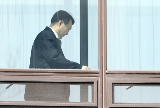 윤석열 검찰총장이 지난 18일 서울 서초구 대검찰청에서 점심식사 후 집무실로 향하고 있다. (사진=뉴시스)