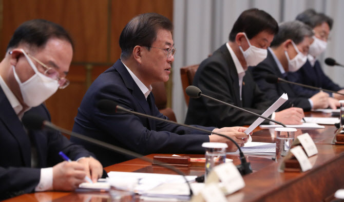 문재인 대통령이 30일 청와대에서 코로나19 관련 제3차 비상경제회의를 하고 있다. 연합뉴스 제공