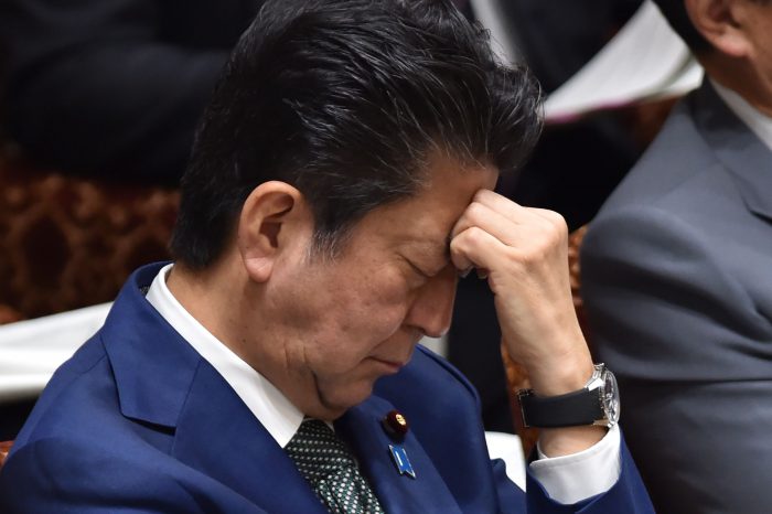 아베 신조 일본 총리가 27일 참의원 예산위원회에 출석해 이마에 손을 댄 채 눈을 감고 있다 (사진=도쿄 AFP/연합뉴스)