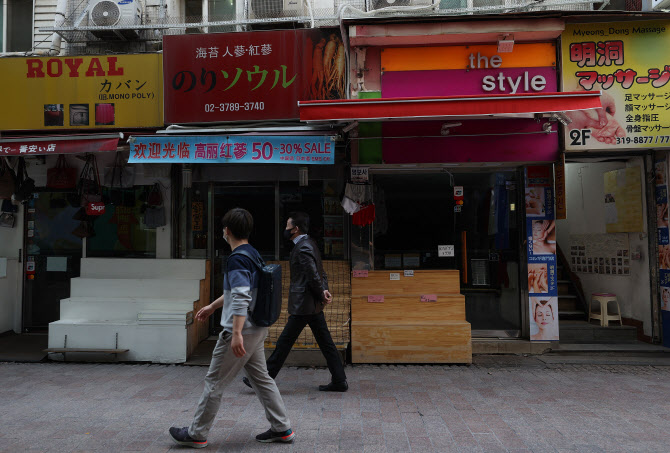 신종 코로나바이러스 감염증(코로나19)이 소비심리를 금융위기 때 수준으로 추락시켰다. 한국은행이 지난 27일 발표한 ‘2020년 3월 소비자동향조사 결과’를 보면 이달 소비자심리지수(CCSI)는 한 달 전보다 18.5포인트 급락한 78.4를 나타냈다. 글로벌 금융위기 여파가 컸던 2009년 3월(72.8) 이후 가장 낮은 수준이다. 하락폭 역시 소비심리를 매달 조사하기 시작한 2008년 7월 이후 최대다. 사진은 27일 오후 서울 명동거리. 연합뉴스 제공