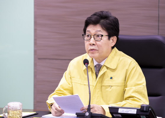 조명래 환경부 장관이 18일 오전 세종시 정부세종청사 환경부 종합상황실에서 코로나19 대응을 위한 환경부-유역(지방) 상황점검 회의를 주재하고 있다.(사진=연합뉴스)