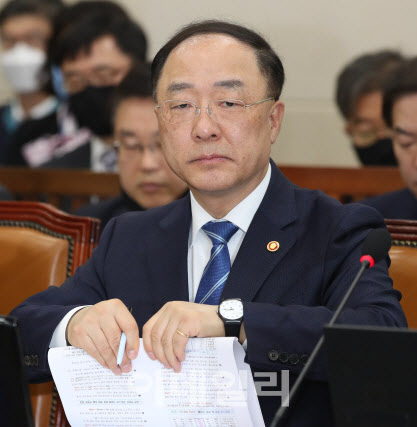 홍남기 경제부총리 겸 기획재정부 장관은 30일 긴급재난지원금이 담긴 추가경정예산안(추경) 재원 관련해 “빚내서 긴급재난지원금 재원을 마련하는 게 아니라는 것을 뼈를 깎는 세출 구조조정을 통해 보여 드리겠다”고 말했다. 연합뉴스 제공