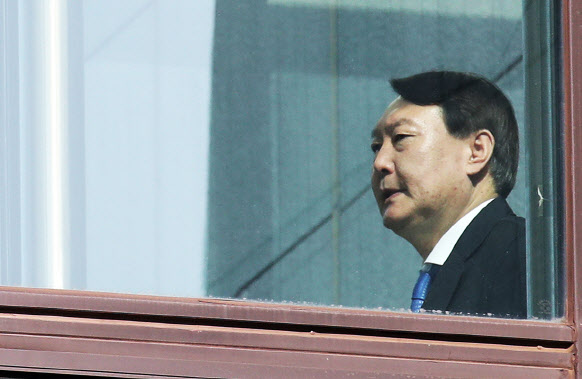 윤석열 검찰총장이 지난 2월11일 서울 서초동 대검찰청에서 점심식사를 하기 위해 구내식당으로 이동하고 있다. (사진=연합뉴스)