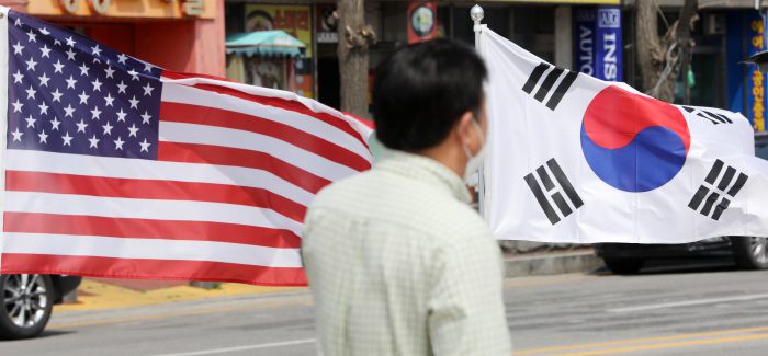 1일 오후 경기도 평택 캠프 험프리스 정문 앞에 성조기와 태극기가 설치돼 있다. 이날 한미 방위비 분담금협정 체결 지연으로 주한미군 소속 한국인 근로자 4천여 명은 이날부터 무급휴직에 들어갔다 (사진=뉴스1)
