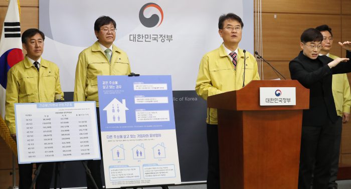 윤종인 행정안전부 차관(왼쪽 세번째)이 3일 오전 세종시 정부세종청사에서 코로나19 사태에 따른 긴급재난지원금 지급과 관련한 관계부처 합동 태스크포스(TF) 결과를 발표하고 있다. (사진=연합뉴스)