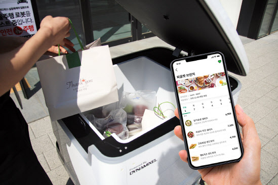 식권대장으로 예약한 점심을 로보티즈 로봇이 배달한 모습. (벤디스 제공)