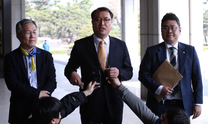 최강욱(왼쪽부터), 황희석, 조대진 열린민주당 비례대표 후보가 7일 오후 서울 서초구 서울중앙지방검찰청을 찾아 통장 잔고 증명서 위조 혐의 등으로 기소된 윤석열 검찰총장의 장모 최모 씨와 윤 총장의 부인 김모씨에 대한 고발장을 접수하기 앞서 입장을 밝히고 있다. (사진=연합뉴스)