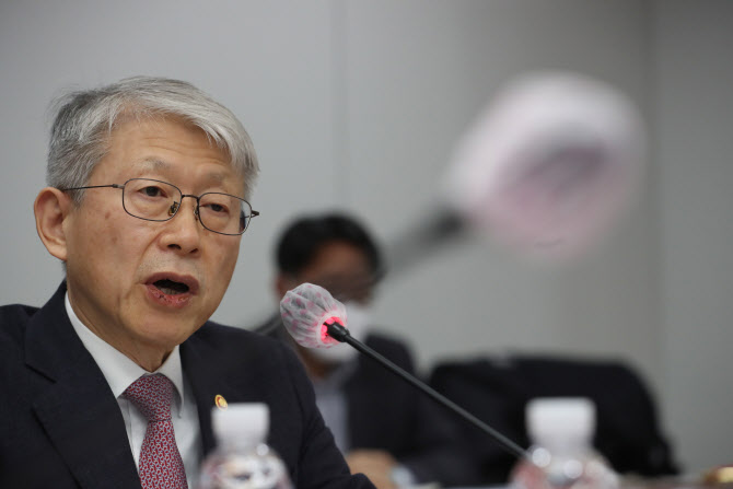 ▲최기영 과학기술정보통신부 장관이 8일 오후 서울 중구 한국정보화진흥원 서울사무소에서 열린 ‘제3차 5G+ 전략위원회’ 에 참석해 인사말을 하고 있다.