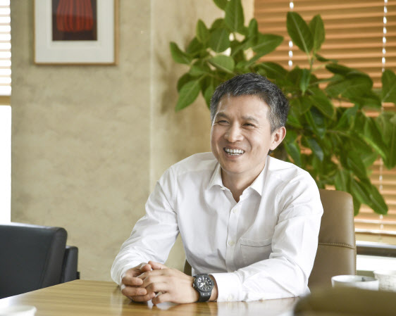 장성덕 오케이몰 대표는 적자가 만연한 전자상거래업계에서 100% 직매입 방식을 선택해 매년 흑자행진을 이어가고 있다. 그는 온라인의 단점을 보완하며 온라인에서만 누릴 수 있는 서비스로 경쟁력을 갖춘 점을 성공 비결로 꼽았다.(사진=오케이몰 제공)