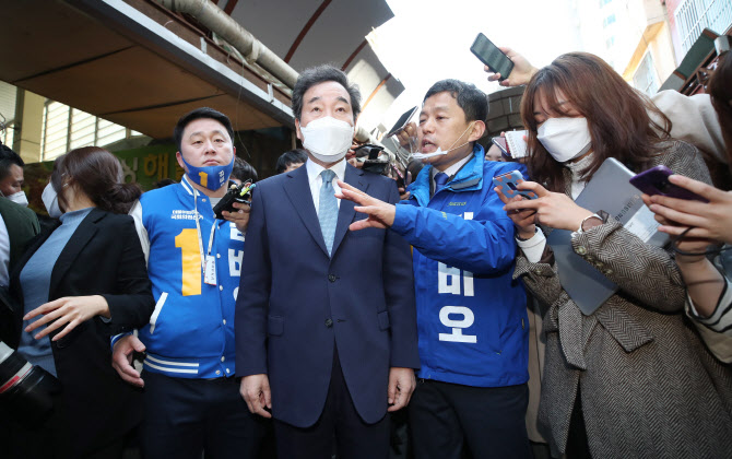 이낙연 더불어민주당 코로나19국난극복위원장이 8일 부산 영도구 남항시장에서 중구영도 김비오 후보를 지원 유세하고 있다. (사진=연합뉴스)
