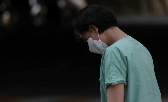 8일 대구동산병원에서 신종 코로나바이러스 감염증(코로나19) 확진자 진료를 마치고 한 의료진이 고개를 푹 숙인 채 휴게실로 이동하고 있다. (사진=연합뉴스)