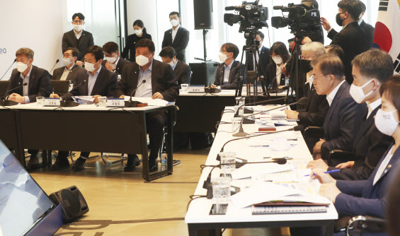 문재인(오른쪽 가운데) 대통령이 9일 오전 경기도 성남시 한국파스퇴르연구소에서 열린 신종 코로나바이러스 감염증(코로나19) 치료제·백신 개발 산업계·학계·연구소·병원 합동 회의에 참석해 치료제와 백신 개발 현황을 보고받고 있다. 문 대통령 앞쪽 중앙으로 서정진 셀트리온그룹 회장이 보인다. (사진=연합뉴스)