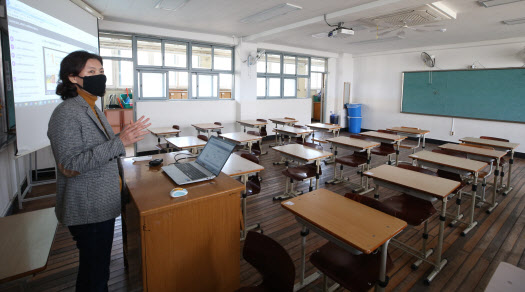 코로나19 확산을 방지하기 위해 전국 중·고등학교 3학년부터 온라인 개학을 시작한 9일 오전 서울 마포구 서울여고 교실에서 선생님이 온라인으로 수업을 진행하고 있다.(사진=이영훈 기자)