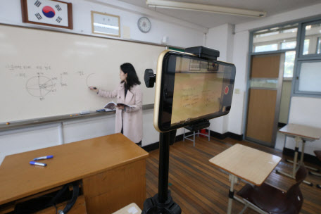 코로나19 확산을 방지하기 위해 전국 중·고등학교 3학년부터 온라인 개학을 시작한 9일 오전 서울 마포구 서울여고 교실에서 선생님이 수업 사전 녹화를 실시하고 있다. (사진=이영훈 기자)
