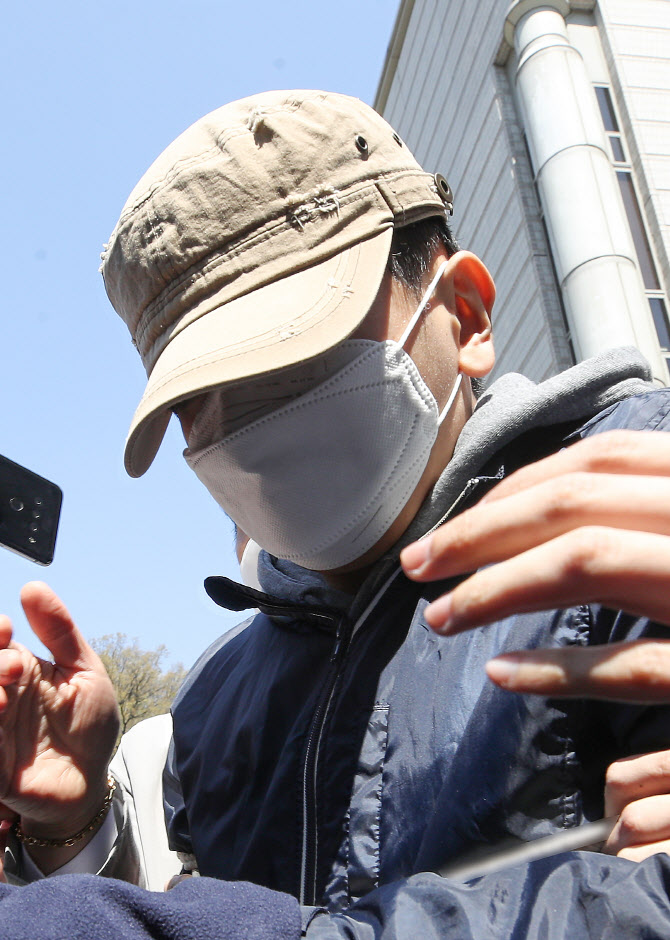 텔레그램 대화방 ‘박사방’에서 조주빈의 미성년 성 착취에 가담한 혐의를 받는 ‘부따’ 강모씨가 9일 서울 서초구 서울중앙지방법원에서 열린 구속 전 피의자심문(구속영장 실질심사)를 마친 후 법정을 나서고 있다. (사진=뉴스1)