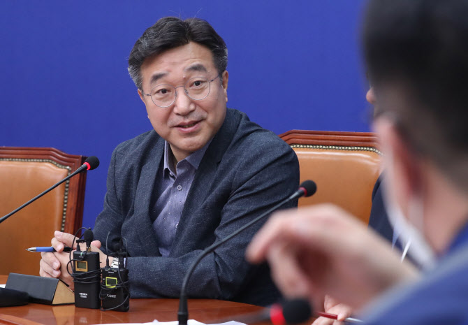 윤호중 더불어민주당 선대본부장이 29일 오전 서울 여의도 국회에서 열린 민주당 홍보ㆍ유세 콘셉트 발표 기자간담회에서 질문에 답하고 있다.(사진=연합뉴스)