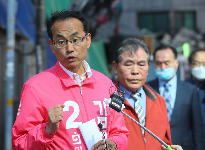 ‘세대 비하’ 발언 논란으로 당 윤리위원회에서 제명이 의결된 미래통합당 관악갑 김대호 국회의원 후보가 8일 서울 영등포구 미래통합당사 앞에서 가진 기자회견에서 발언 취지에 대해 해명하고 있다.(사진=연합뉴스)