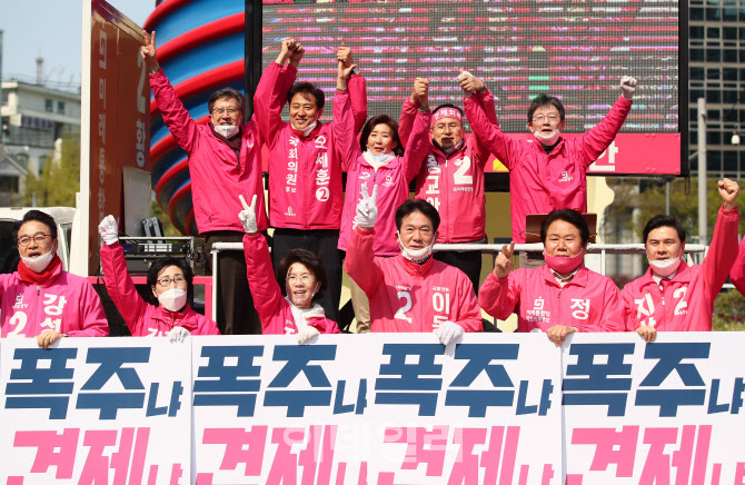 미래통합당 서울 종로 국회의원 후보인 황교안 대표(윗줄 가운데), 광진구을 오세훈 후보(왼쪽 두번째), 동작을 나경원 후보(왼쪽 세번째), 유승민 의원(맨 오른쪽)과 서울 지역 국회의원 후보들이 12일 서울 종로구 청계광장에서 열린 ‘4·15총선 대국민 호소 유세’에서 지지를 호소하고 있다.(사진=연합뉴스)