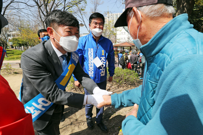 조오섭 더불어민주당 북구갑 후보가 4일 오후 광주 북구 우산근린공원에서 유권자와 만나 지지를 호소하고 있다.(사진=뉴스1)