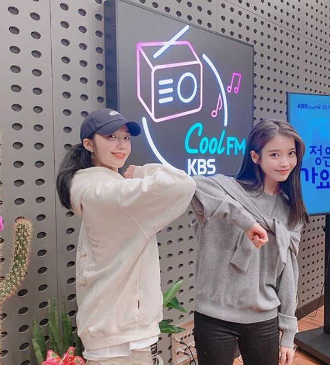 정은지(왼) 아이유(사진=‘가요광장’ SNS)