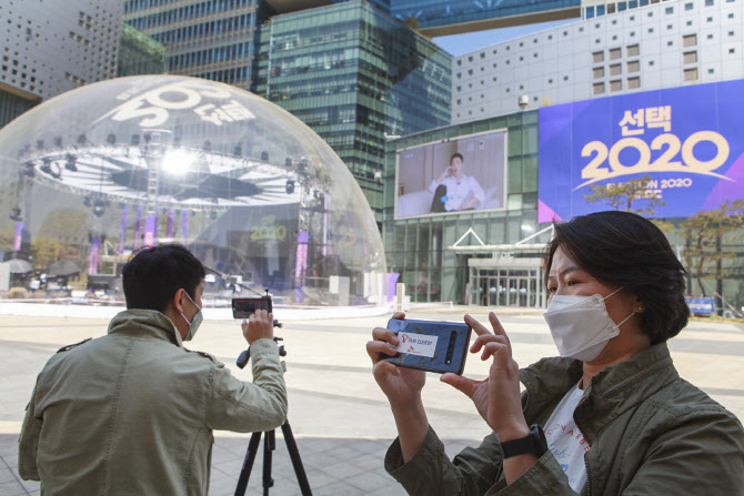 ▲MBC의 선거방송 야외 스튜디오를 배경으로 SK텔레콤 엔지니어가 5G 기반실시간 영상 관제 서비스인 ‘T 라이브 캐스터’를 사용중인 모습이다. SK텔레콤 제공