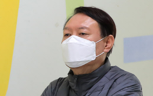 윤석열 검찰총장이 제21대 국회의원선거일인 15일 오전 서울 서초구 원명초등학교에 마련된 투표소에서 줄을 서고 있다. (사진=뉴스1)