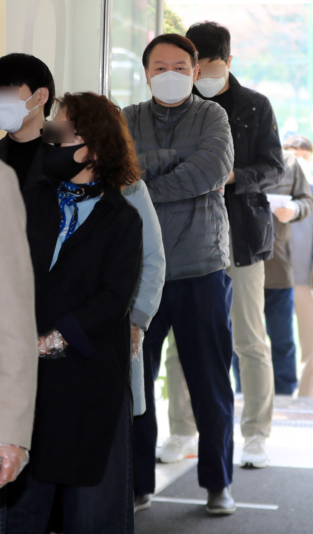 윤석열 검찰총장이 제21대 국회의원선거일인 15일 오전 서울 서초구 원명초등학교에 마련된 투표소에서 줄을 서고 있다 (사진=뉴스1)