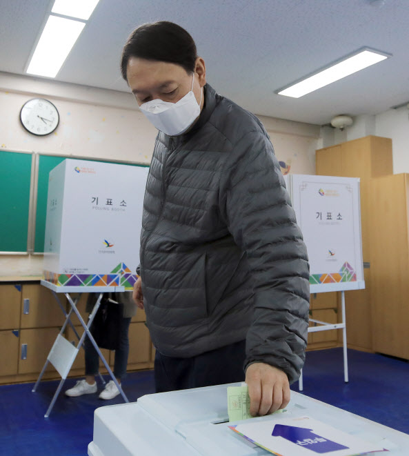 윤석열 검찰총장이 제21대 국회의원선거일인 15일 오전 서울 서초구 원명초등학교에 마련된 투표소에서 투표를 하고 있다 (사진=뉴스1)