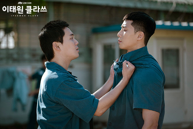 ‘이태원 클라쓰’ 스틸컷 속 류경수(왼쪽) 박서준(사진=JTBC)