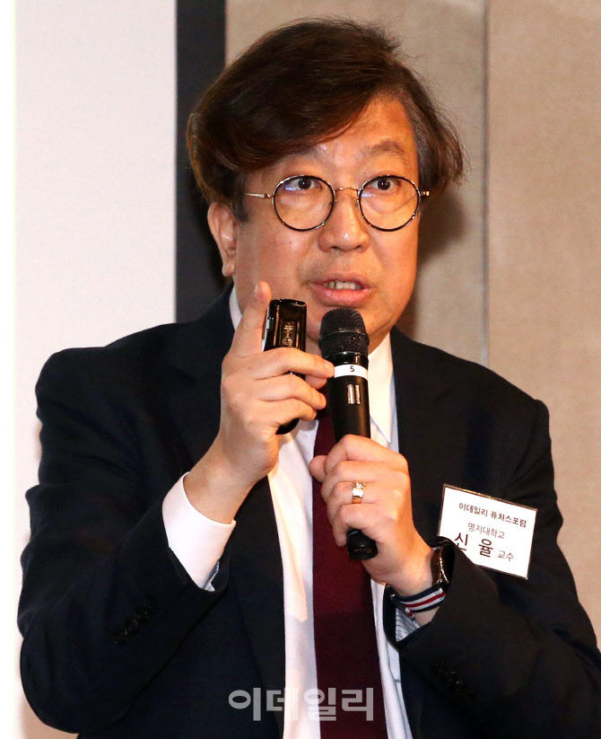 [이데일리 방인권 기자] 신율 명지대학교 교수가 16일 오전 서울 용산구 그랜드하얏트호텔에서 열린 ‘이데일리 퓨처스 포럼’에서 ‘21대 총선 분석’이란 주제로 강연을 하고 있다.