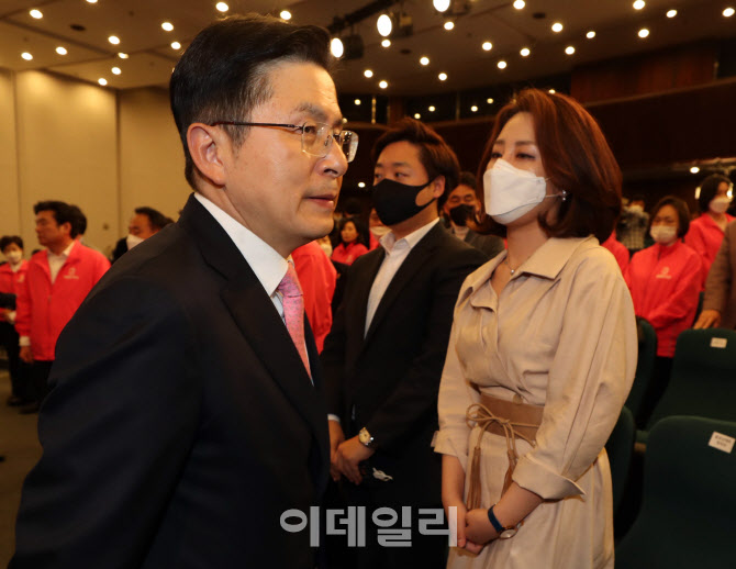 황교안 미래통합당 대표가 15일 서울 여의도 국회도서관 대강당에 마련된 개표상황실에서 총선 결과 관련 입장을 밝힌 후 자리를 떠나고 있다. (사진=노진환 기자)