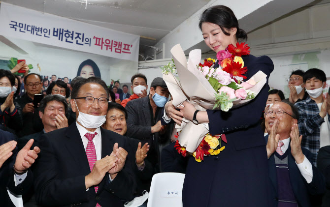 16일 제21대 국회의원선거 서울 송파을 당선이 유력한 미래통합당 배현진 후보가 송파구 선거사무소에서 꽃다발을 받은 뒤 당원들에게 인사하고 있다. (사진=연합뉴스)